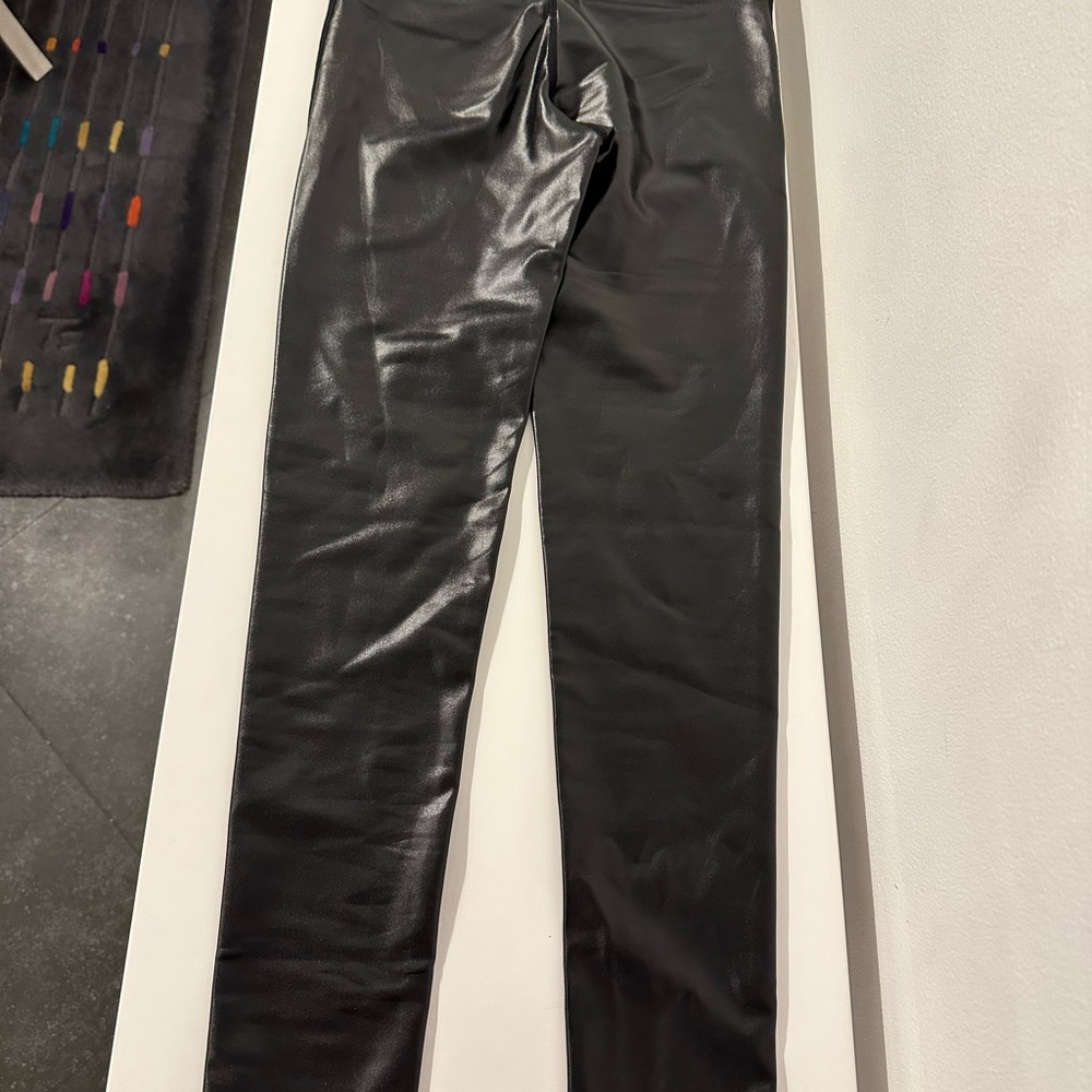 NWOT Shiny Black liquid leggings size small/2 - Picture 4 of 5